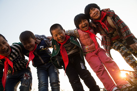 白昼五个人在校生欢乐的乡村小学生图片