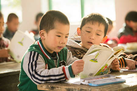 保护东亚相伴乡村小学里的小学生高清图片