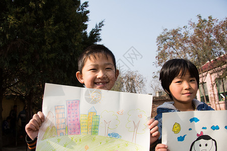 亚洲户外绘画乡村小学里的小学生图片