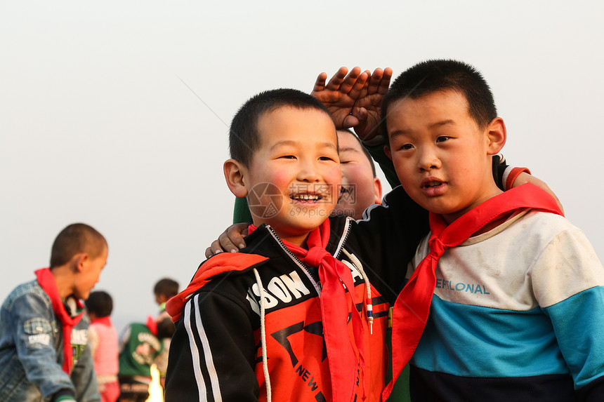 乐观幸福东亚欢乐的乡村小学生图片