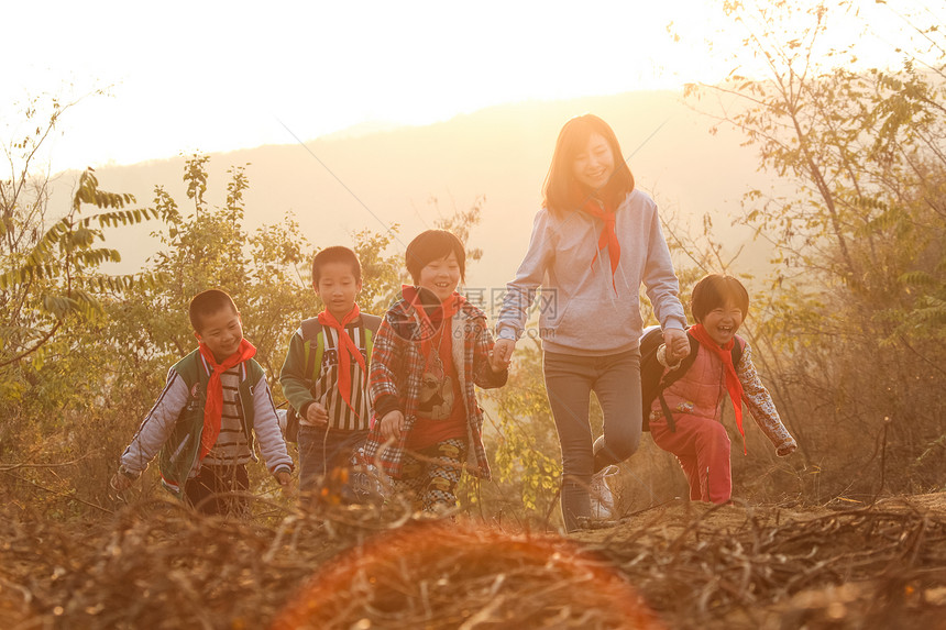 偏远的女生学龄儿童乡村女教师和学生在户外图片