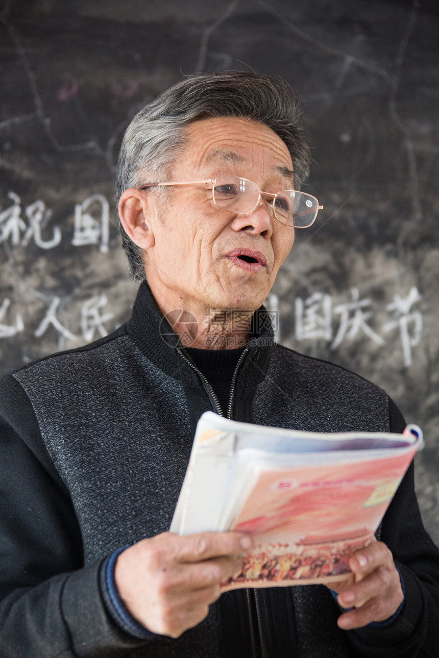 教室讲解智慧乡村小学老师在上课图片