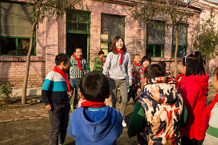 户外活动志愿者校园乡村教师和小学生在学校里图片