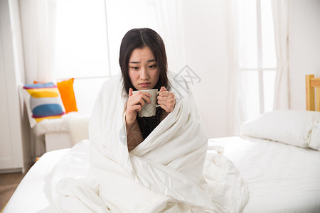 病毒表情亚洲户内面部表情青年女人喝水背景