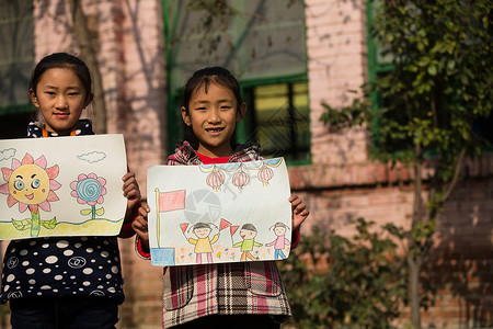 东方人教育建筑天真乡村小学里的小学生图片
