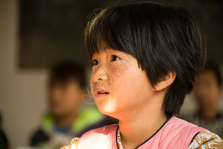 待遇天真学习乡村小学里的小学女生图片