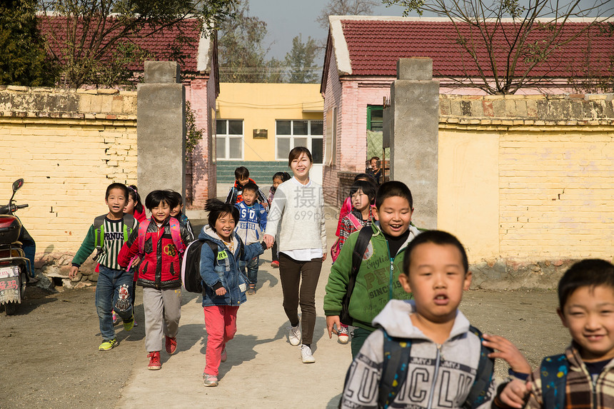 童年在校生团队乡村女教师和学生在户外图片