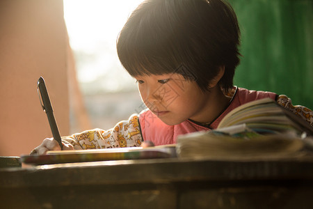 正在读书的小孩东方人仅儿童知识乡村小学里的小学女生背景