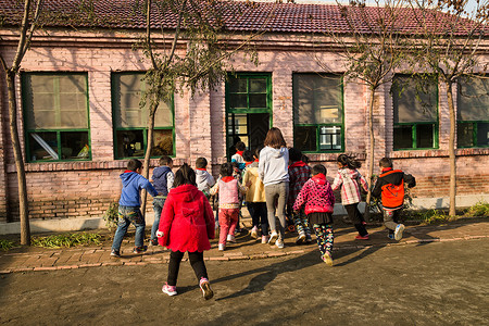 渴望玩耍儿童乡村教师和小学生在学校里图片