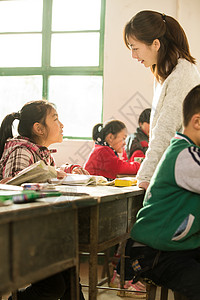 儿童待遇东方人乡村女教师和小学生在教室里图片