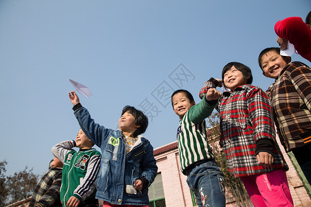 平房天真社会问题乡村小学生在学校放纸飞机图片