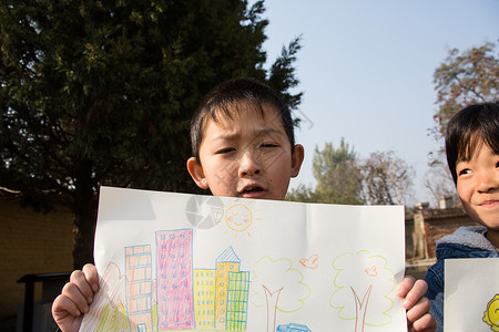 户外贫穷男孩乡村小学里的小学生图片