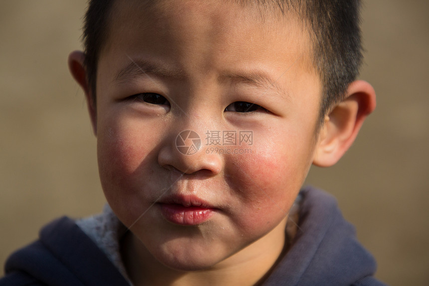 表现积极偏远的仅一个人欢乐的乡村小学生图片