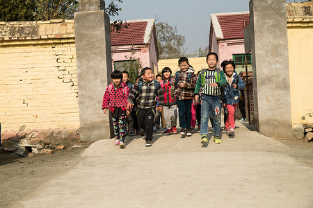 非必要不回家自然希望工程不看镜头乡村小学生在放学回家背景