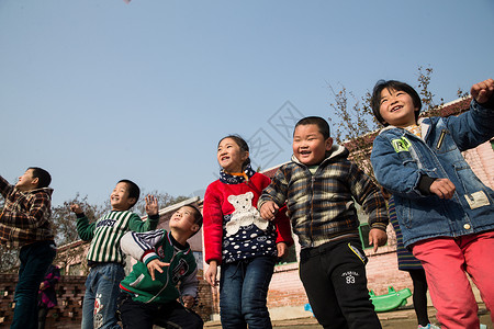 关爱人幸福乡村小学生在学校放纸飞机图片