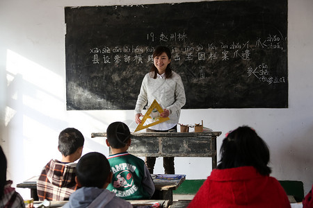 成年人小学女生桌子乡村女教师和小学生在教室里图片