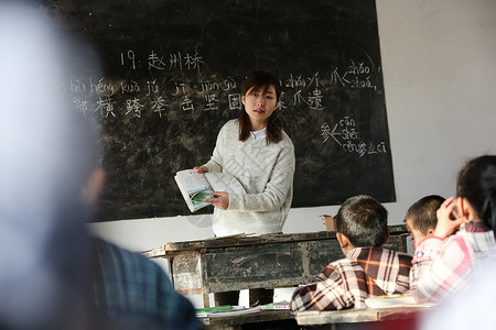智慧人老师乡村女教师和小学生在教室里图片