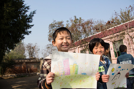 社会教育海报认真的出示绘画作品乡村小学里的小学生背景
