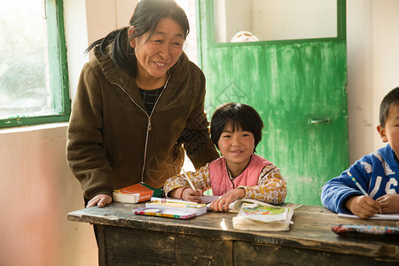 在校生童年关爱乡村女教师和小学生在教室里图片