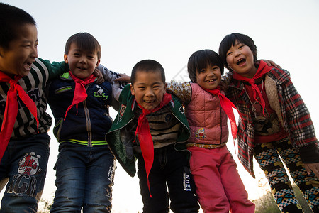 团结表现积极艰苦欢乐的乡村小学生图片