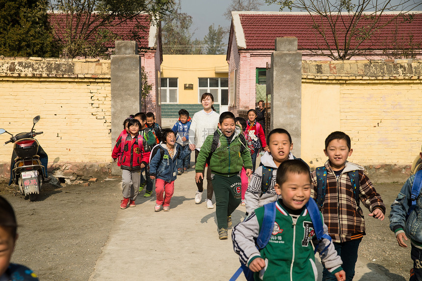 社会问题童年亚洲人乡村女教师和学生在户外图片