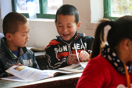 教室信心学校乡村小学里的小学生图片