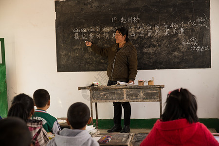 女孩责任乡村女教师和小学生在教室里图片