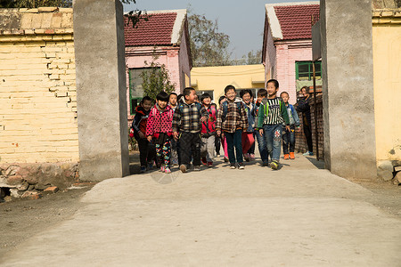 天真仅儿童活力乡村小学生在放学回家图片
