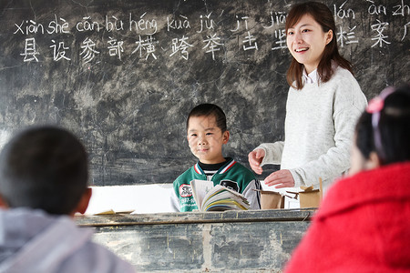 希望农村贫穷乡村女教师和小学生在教室里图片