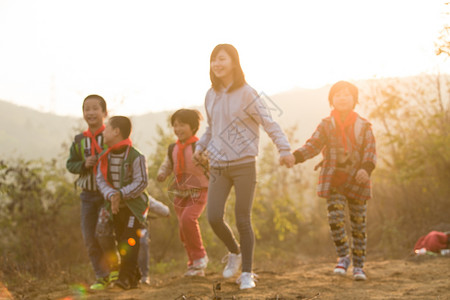 希望工程希望小学小学生乡村女教师和学生在户外图片