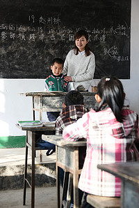 户内亚洲人农村乡村女教师和小学生在教室里图片