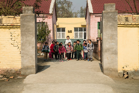 人户外活动环境乡村女教师和学生在户外图片