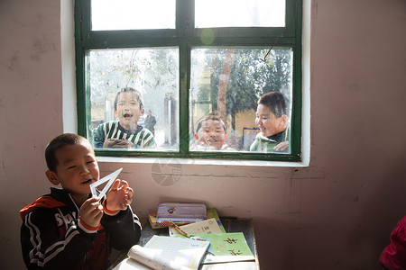 儿童课桌学习乡村小学里的小学生图片