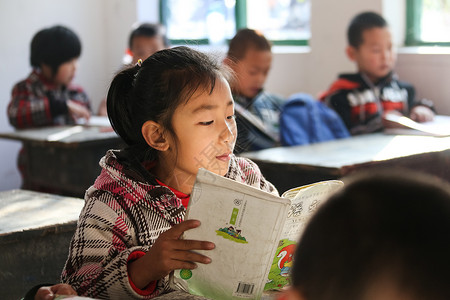 读一本书学习关爱乡村小学里的小学生背景