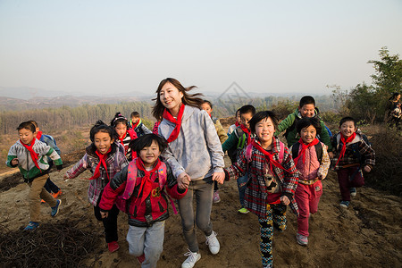 成年人责任亚洲人乡村女教师和学生在玩耍图片