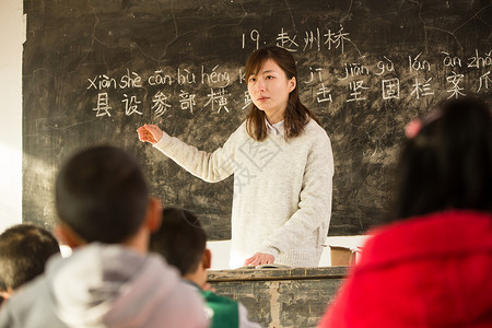 希望儿童少量人群乡村女教师和小学生在教室里图片