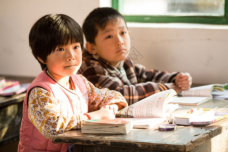 两个责任仅女孩希望工程儿童乡村小学里的小学生背景