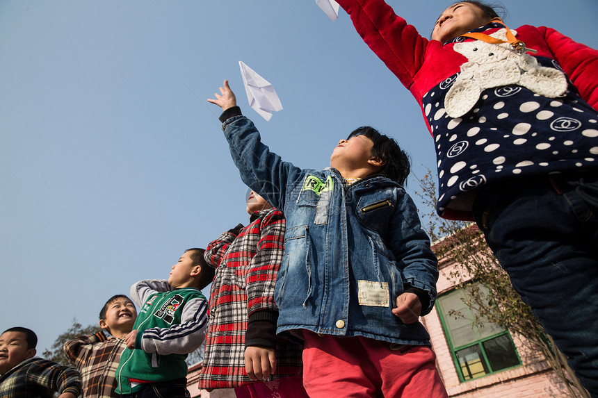 亚洲人女孩努力乡村小学生在学校放纸飞机图片