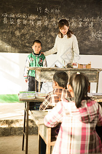 热情里约男孩课桌教育乡村女教师和小学生在教室里背景