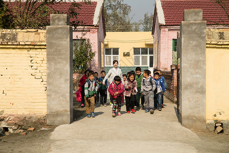 男生无忧无虑亚洲乡村女教师和学生在户外图片