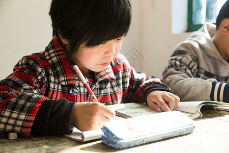 儿童专注书乡村小学里的小学女生图片