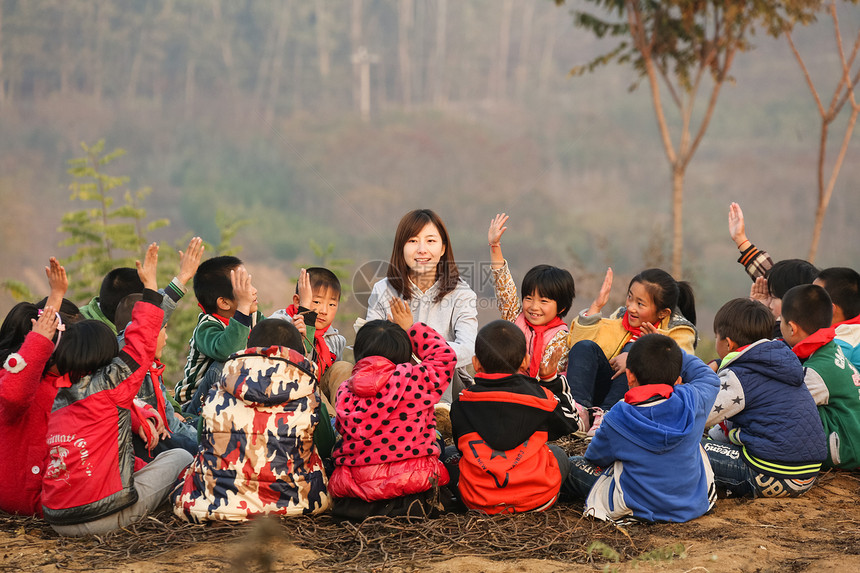 农村6岁到7岁乐观乡村教师和小学生在户外学习图片