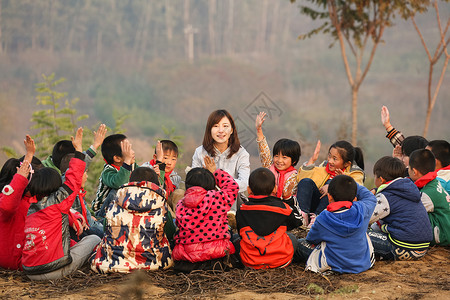 7人农村6岁到7岁乐观乡村教师和小学生在户外学习背景