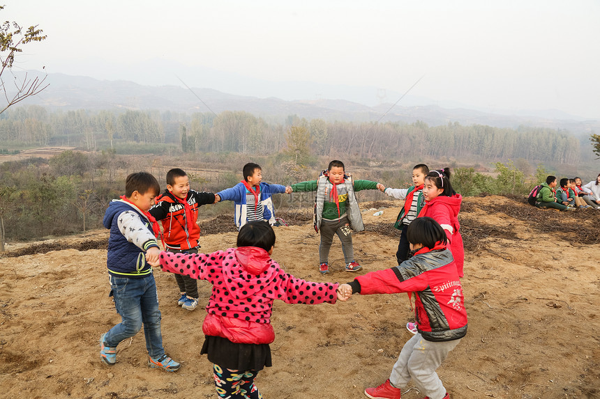 学校水平构图相伴欢乐的乡村小学生图片