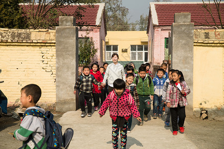 亚洲人儿童贫穷乡村女教师和学生在户外图片
