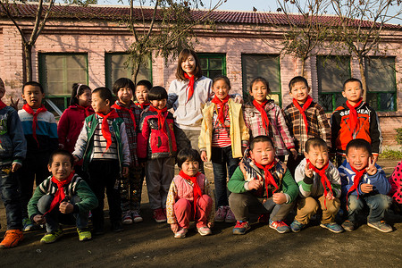 渴望户外乡村教师和小学生在学校里图片