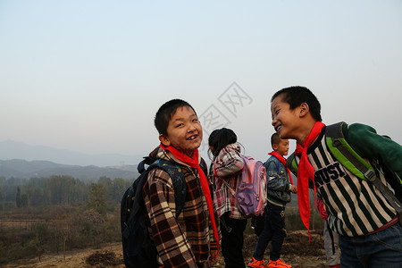 享乐自信在校生欢乐的乡村小学生图片