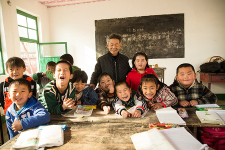 6岁到7岁儿童小学男生乡村男教师和小学生在教室里图片