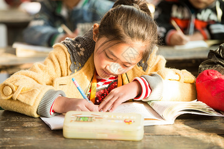 专注的女孩社会问题东亚亚洲乡村小学里的小学女生背景