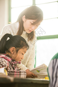 男生童年男孩乡村女教师和小学生在教室里图片